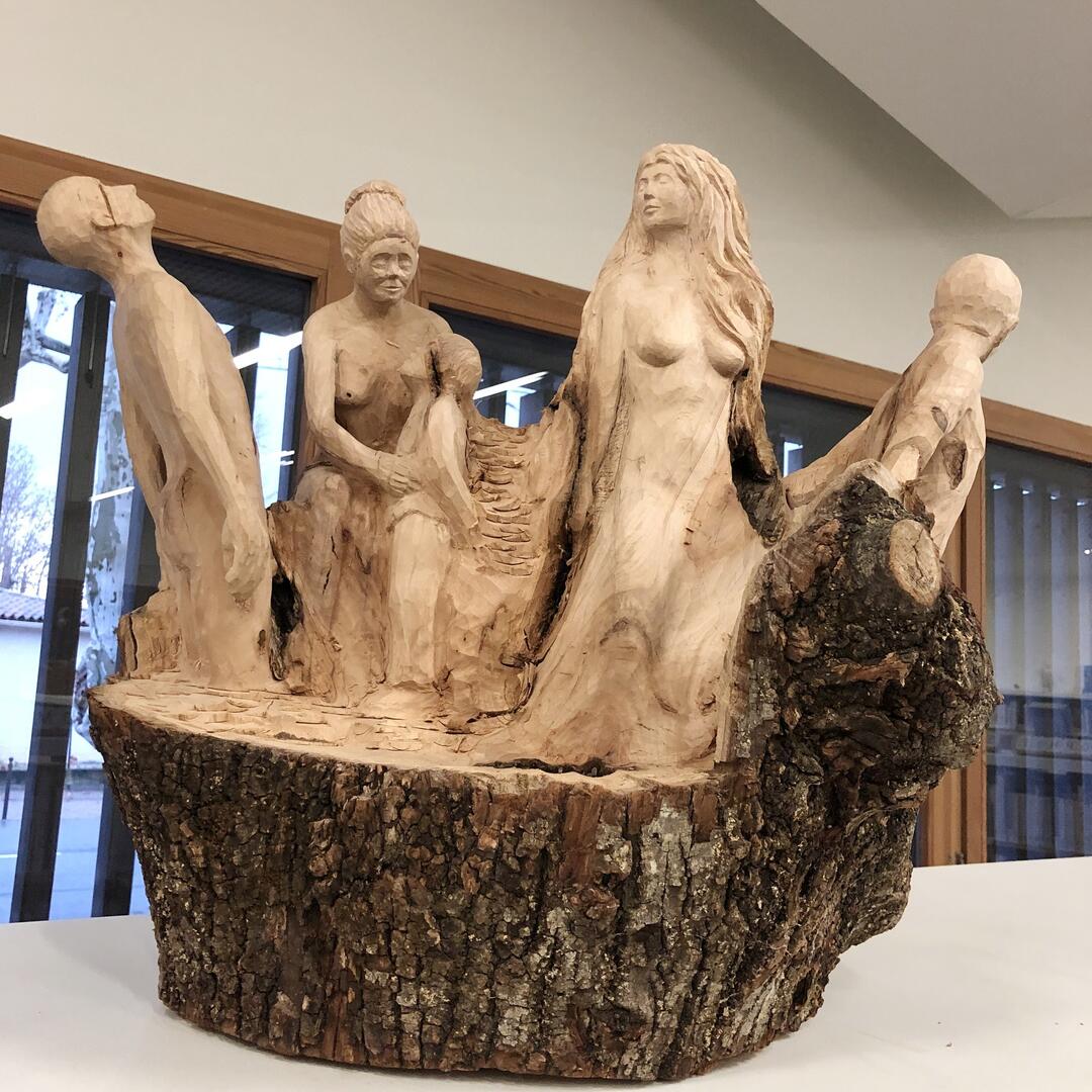 La Médiathèque : Exposition de sculptures en bois