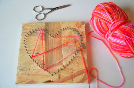 Médiathèque : Tableau à clous et fils