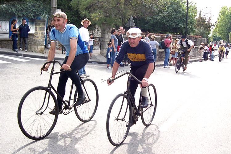 Exposition de motos et vélos anciens