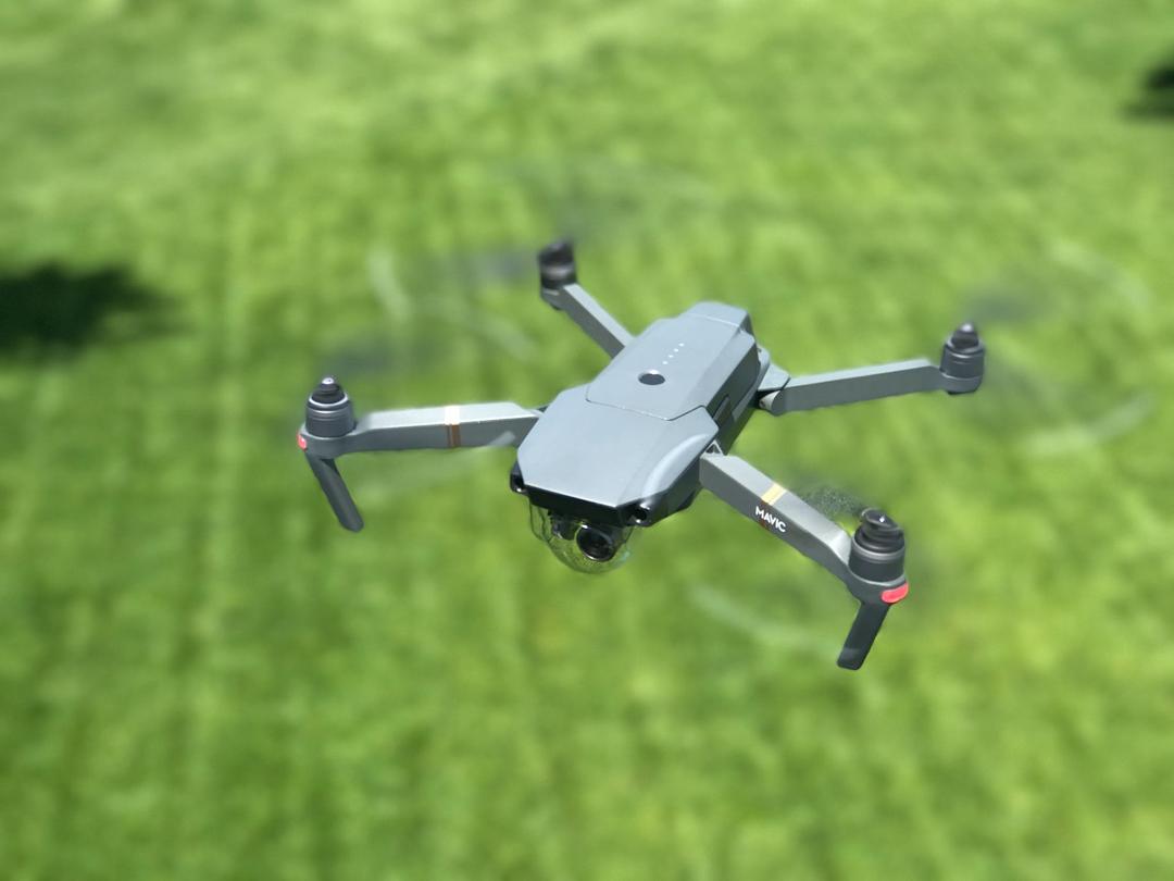 Médiathèque en été : conduite d'un drone