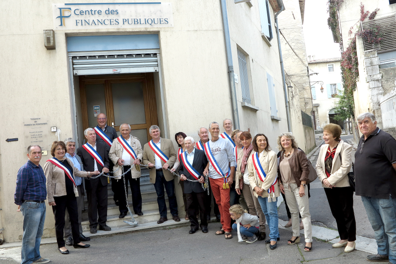 Manifestation pour le maintien de la Trésorerie générale à Pernes les Fontaines